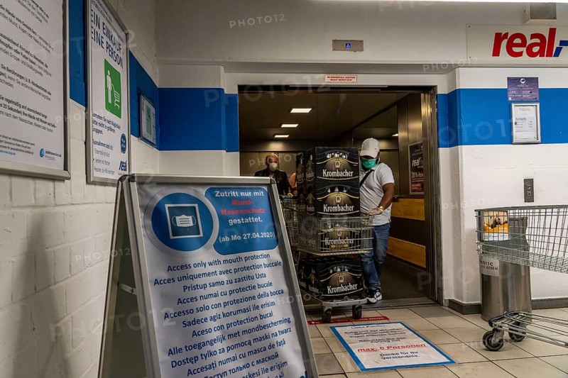 Signs on the obligation to wear masks and distance rules and hygiene regulations, when visiting a supermarket, effects of the corona crisis in Essen, Germany, Europe