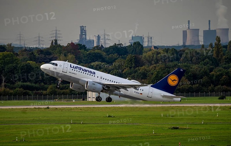 Düsseldorf Airport, aircraft taking off, from the main runway, Lufthansa Airbus A319-100, D-AIBA, in the background the industrial backdrop of Duisburg, HKM steelworks