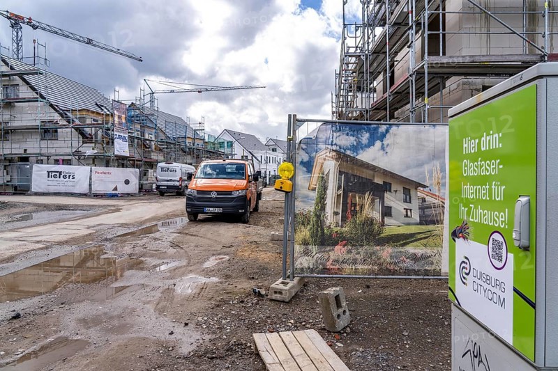 New development district, around 140 detached and semi-detached villas being built in the south of Duisburg, various property developers, existing internet connection via fibre optic cables, North Rhine-Westphalia, Germany, Europe