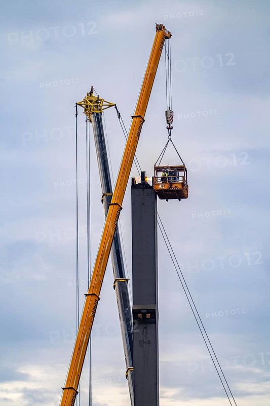 Dismantling of the old motorway bridge Neuenkamp, the A40, dismantling of the last bridge pier, next to it the first part of the new Rhine bridge, the second part is to be completed in 2026, Duisburg, North Rhine-Westphalia, Germany, Europe