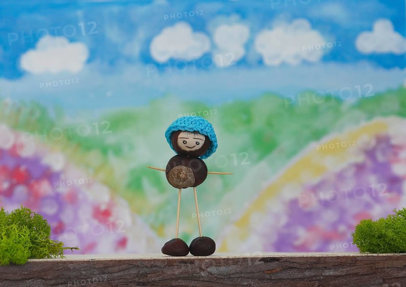 Chestnut figure with hat in the studio