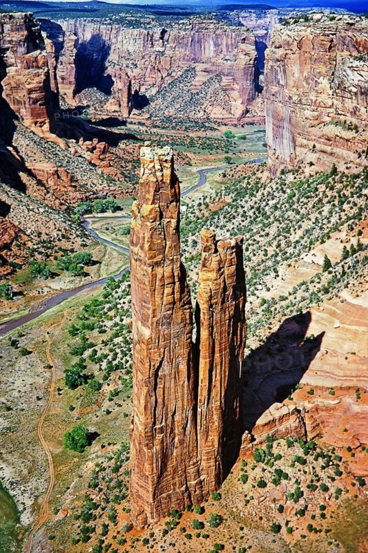 Spider Rock, two approx. 240 m high rock needles, landmark of Canyon de Chelly National Monument, area of the Navajo Nation in the north-east of the US state of Arizona. The nearest town is Chinle. Colorado Plateau, Arizona, USA, North America