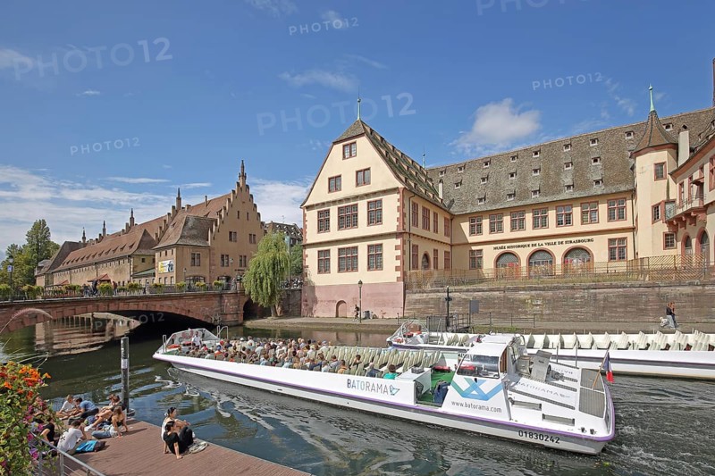Musée historique, historical museum, stone arch bridge, Pont du Corbeau and Ancienne douane, old customs house, Ill, river with boat traffic, sightseeing, tourism, city tour, group of people, jetty, sitting, idyll, Grande Île, Strasbourg, Bas-Rhin, Alsace, France, Europe
