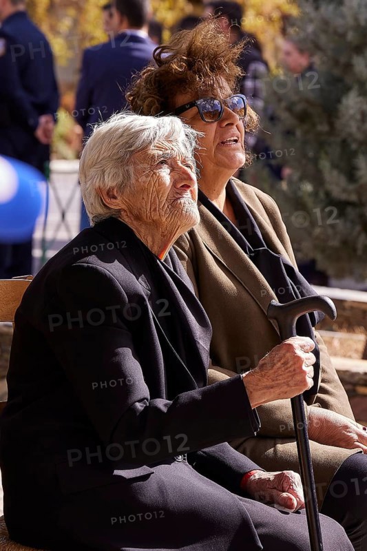 Survivors of the massacre of 3 June 1941, Two elderly woman with sunglasses enjoy the sunny weather outdoors, Visit of the Federal President Frank-Walter Steinmeier in Kandanos on 31 October 2024, Federal President, Frank-Walter Steinmeier, memorial, war crimes, Nazis, Wehrmacht crimes, World War II, Kandanos, Southwest Crete, Crete, Greek Islands, Greece, Europe