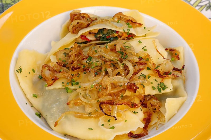 Swabian cuisine, Maultaschen, vegetarian, vegetable Maultaschen, vegetables in noodle dough, spinach, peeled onions, grandmother's cooking, regional, home cooking, typical Swabian, traditional cuisine reinterpreted, arranged on plates, food photography, studio, Germany, Europe