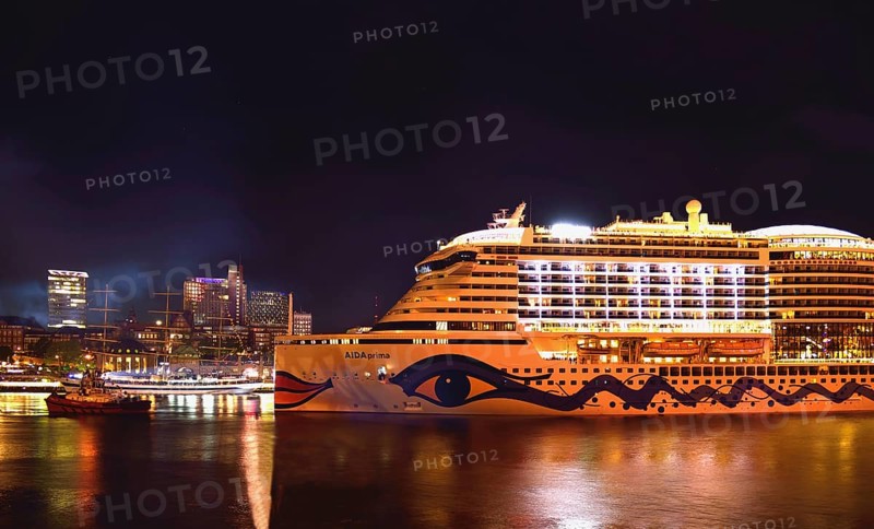 Europe, Germany, Hamburg, Elbe, View over the Elbe to the St. Pauli Landungsbrücken, Skyline St. Pauli at night, Passenger ship AIDAprima, Hamburg, Hamburg, Federal Republic of Germany, Europe