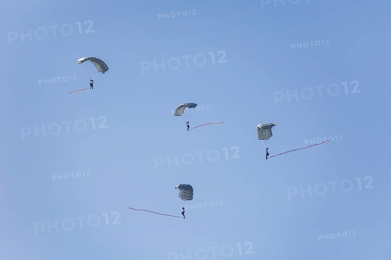 The Oberlausitz military training area opened its Tor tor to thousands of visitors for the Open Day at the Oberlausitz military training area to give them an insight behind the scenes of the Bundeswehr in Saxony. The soldiers present a variety of large and small equipment and impressively demonstrate what they are capable of. High-precision paratrooper jumps, open day at the Oberlausitz military training area, Weißkeißel, Saxony, Germany, Europe