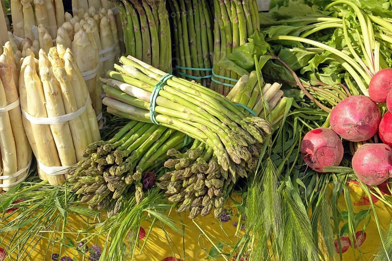 Green and white asparagus, market stall in Italy, Venice, Italy, Europe