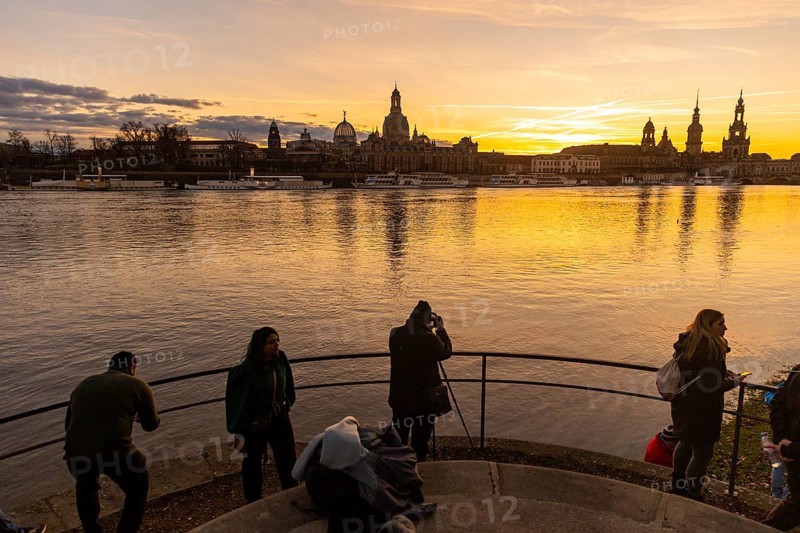 Due to the heavy precipitation in the form of snow and rain, alert level 3 has been declared on the Elbe in Dresden. The maximum level is expected to be 6.37 metres on 29.12.2023. The Terrassenufer was closed due to flooding and the first flood protection barriers were installed. Onlookers on the Königsufer, Dresden, Saxony, Germany, Europe