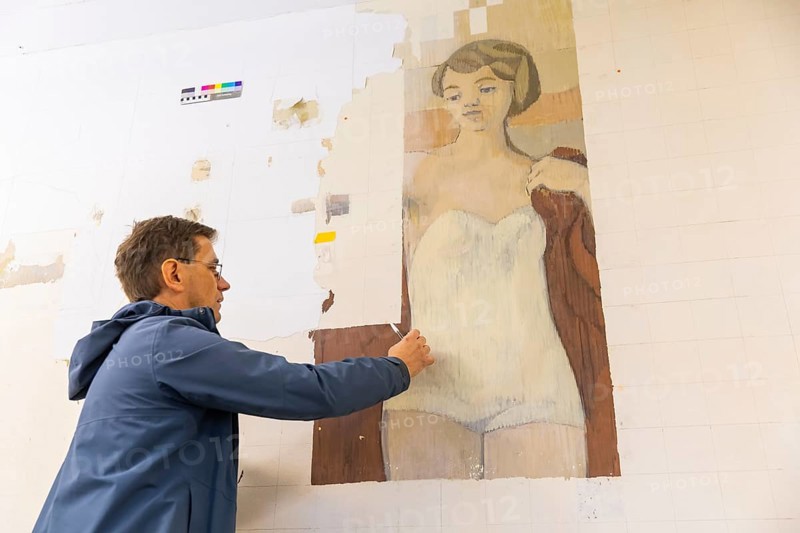 THE PARTIAL UNCOVERING OF RICHTERS DIPLOMA THESIS FROM 1956 HAS BEGUN. Restorer Albrecht Körber demonstrates the uncovering work