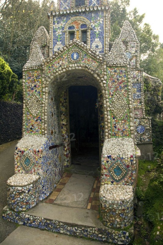 Little Chapel, Guernsey is possibly the smallest chapel in the world. It was built out of seashells and broken pottery by Brother Déodat who started work in March 1914