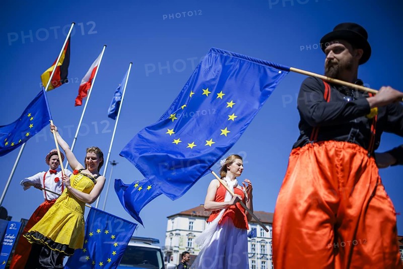 People pose with European flags on the occasion of the 'Ä®20th anniversary of Poland's accession to the EU, taken at a ceremony in Slubice. S˜Çubice, 01.05.2024 Slubice, 01.05.2024