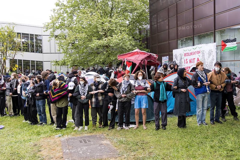 Activists form a human chain in an attempt to protect their tents during the occupation of the courtyard of the Free University of Berlin by pro-Palestinian activists. Some of the approximately 150 activists began to erect tents. The occupation is linked to the advance of the Israeli army (Israel Defence Forces, IDF) in the southern Gaza Strip near the city of Rafah. The management of the FU Berlin has ordered an evacuation. Berlin, 07.05.2024