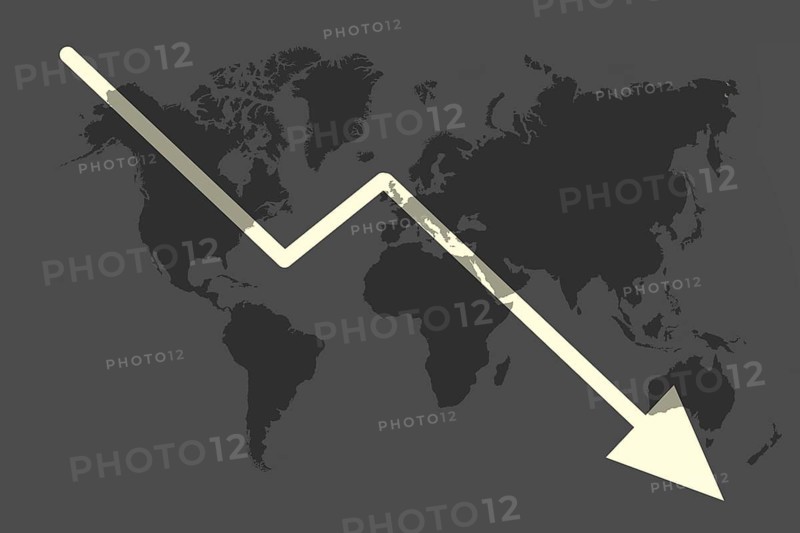 Illustration with falling share price and a world map symbolising a declining (world) economy