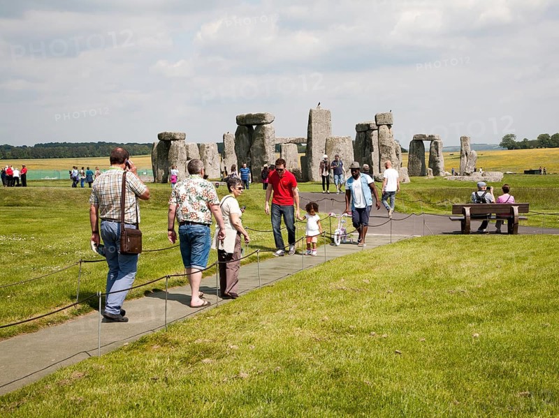 Large numbers of tourists visiting the World Heritage neolithic site of standing stones at Stonehenge, Amesbury, Wiltshire, England, UK