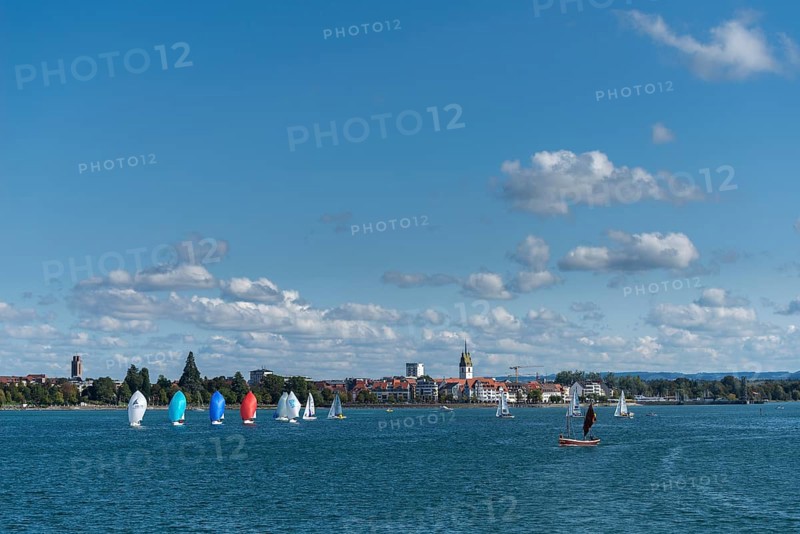 Cityscape, dinghies with spinnaker, Friedrichshafen on Lake Constance, Baden-Württemberg, Germany, Europe