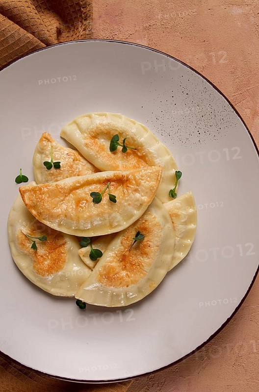 Pierogi, ein traditionelles Gericht der polnischen Küche, Knödel, Draufsicht, Nahaufnahme, keine Personen
