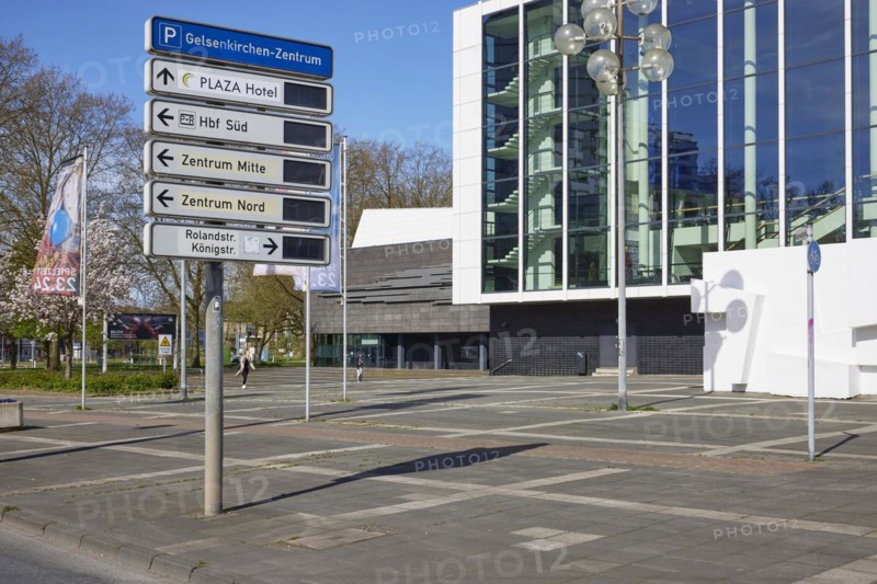 Signs of the parking guidance system to the city centre, main railway station and Plaza Hotel in front of the Musiktheater im Revier in Gelsenkirchen, Ruhr area, independent city, North Rhine-Westphalia, Germany, Europe