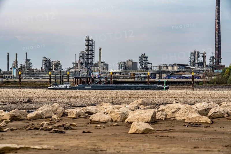 Rhine at Emmerich, extremely low water, Rhine level at 0 cm, tendency falling, backdrop of the KLK Emmerich chemical plant, for oleochemical products, tanker being unloaded, North Rhine-Westphalia, Germany, Europe