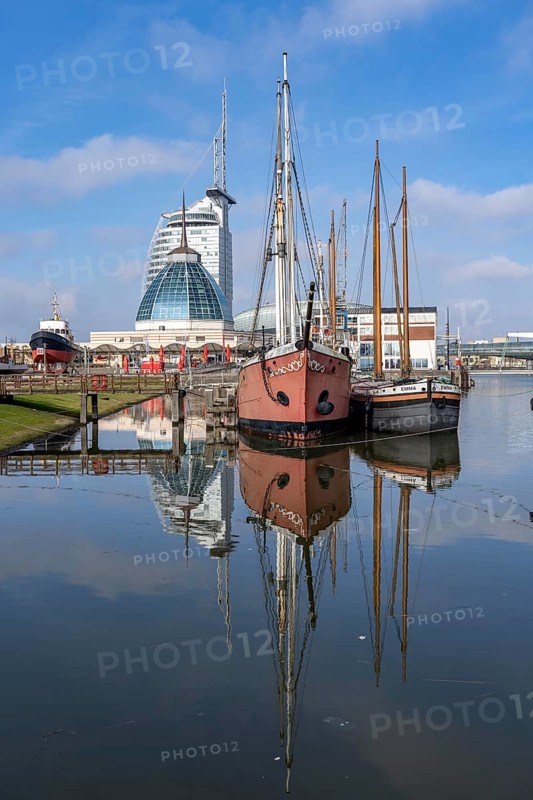 Old harbour, harbour basin, harbour district, Sail City building, Klimahaus Bremerhaven, museum ships Emma, Elbe 3 lightship, part of the Harbour Worlds, in Bremerhaven, Bremen, Germany, Europe