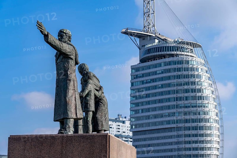 Skyline of Bremerhaven, The Emigrants Monument, The Emigrants, at Willy-Brand-Platz, at the Seebäderkaje, Atlantic Sail City Hotel Tower, Bremen, Germany, Europe
