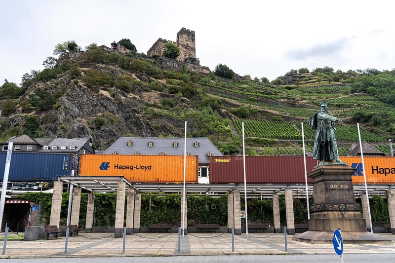 Upper Middle Rhine Valley, railway line on the right bank of the Rhine, goods train line, up to 400 freight trains run here within 24 hours, on both sides, through the Rhine Valley, directly through villages and close to buildings, level crossing, near Kaub, Rhineland-Palatinate, Germany, Europe