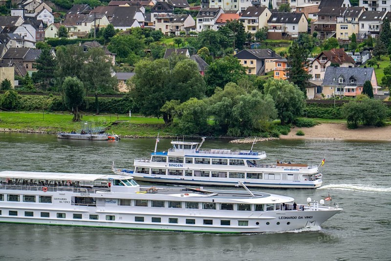 Excursion boats Bingen of the Bingen-Rüdesheim shipping company, river cruise ship Leonardo da Vinci, on the Rhine, near Lorch, Hesse, Germany, Europe