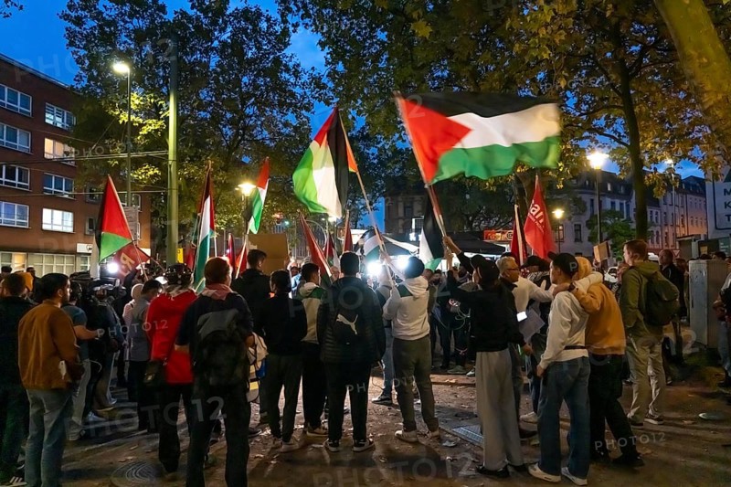 Demonstration by pro-Palestinian activists in Duisburg-Hochfeld, around 110 demonstrators marched through the neighbourhood justifying Hamas' attack against Israel, Duisburg, North Rhine-Westphalia, Germany, Europe