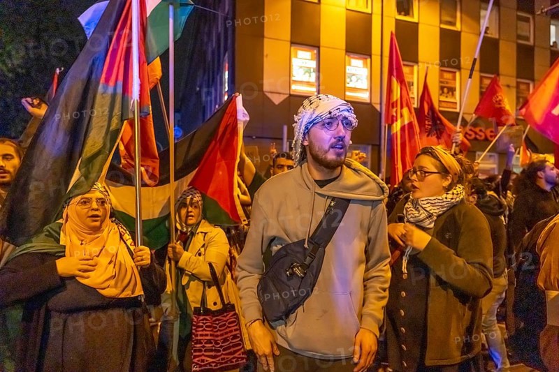 Demonstration by pro-Palestinian activists in Duisburg-Hochfeld, around 110 demonstrators marched through the neighbourhood justifying Hamas' attack against Israel, Duisburg, North Rhine-Westphalia, Germany, Europe