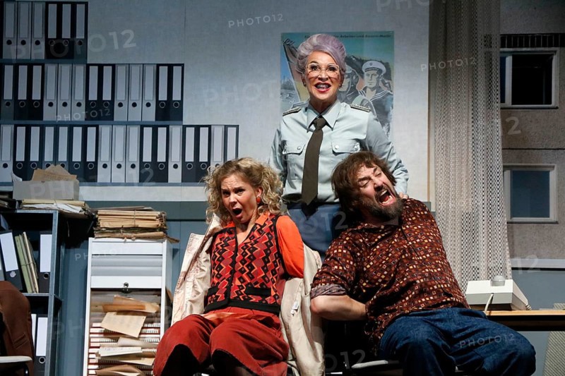 Sabine Fürst, Caroline Beil and Caroline Beil and citizen Lars Dietrich at the photo rehearsal on Stasi, stress and stumbling blocks at the Schlossparktheater Berlin on 4 September 2024