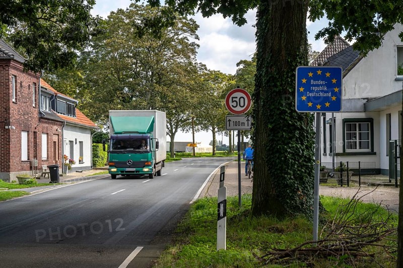 Green border, border crossing without controls, north of Straelen near Arcen NL, from the Netherlands to Germany, small supermarket and snack bar directly at the border, North Rhine-Westphalia, Germany, Europe