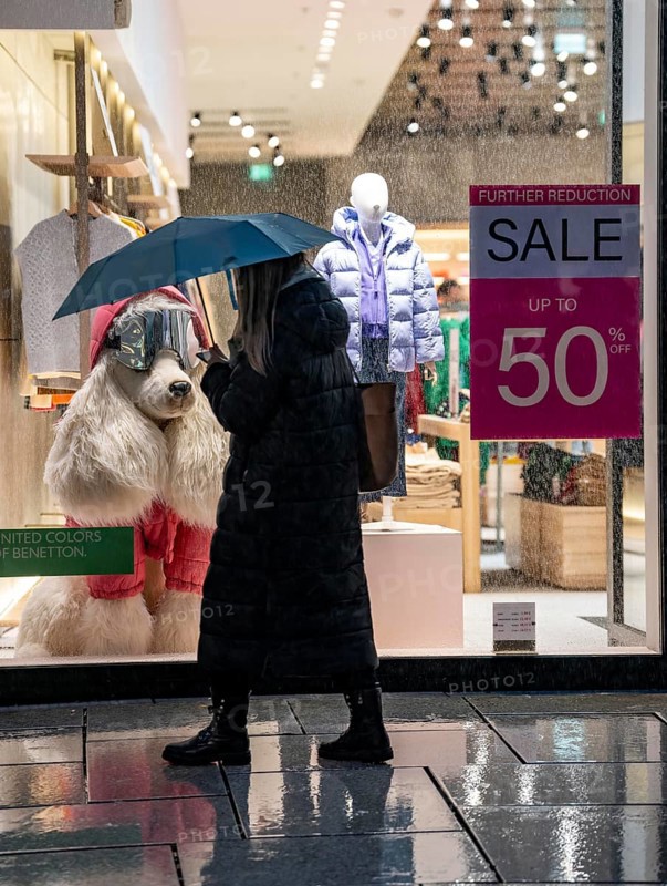 Sale, sale, rainy weather, freezing rain, pedestrian zone Zeil, shopping street, high-rise skyline in clouds, passers-by hurrying through the damp, icy weather, Frankfurt am Main, Hesse, Germany, Europe