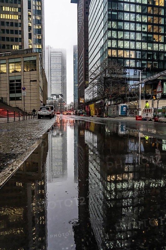 Winter, rainy weather, freezing rain, large puddle, puddle of water, in the city centre, Große Gallusstraße, vehicles driving through, spraying water fountains, Frankfurt am Main, Hesse, Germany, Europe