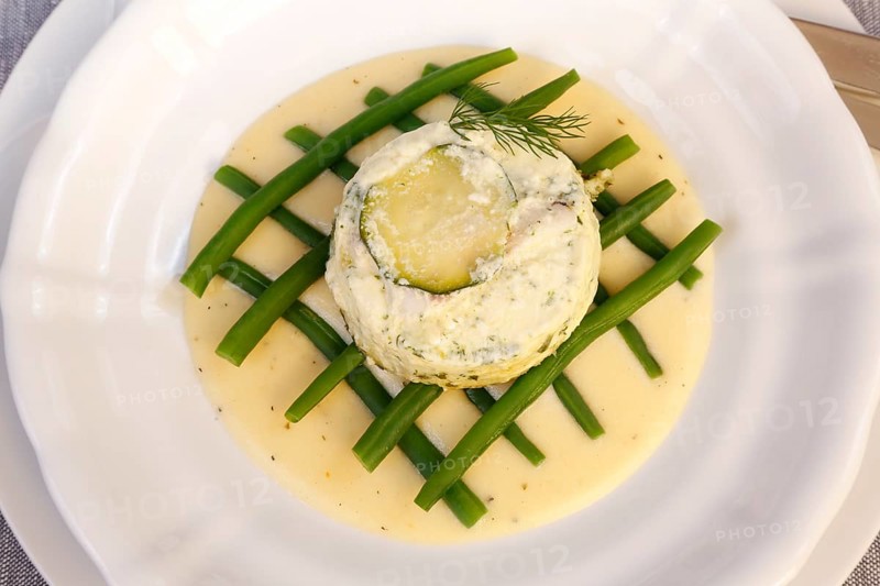 Swabian cuisine, oven-baked pike-perch on princess beans with lemon sauce, fish dish, pike-perch fillet, courgette, green beans, dill, starter, from the oven, casserole, arranged on a plate, traditional cuisine reinterpreted, food photography, studio, Germany, Europe