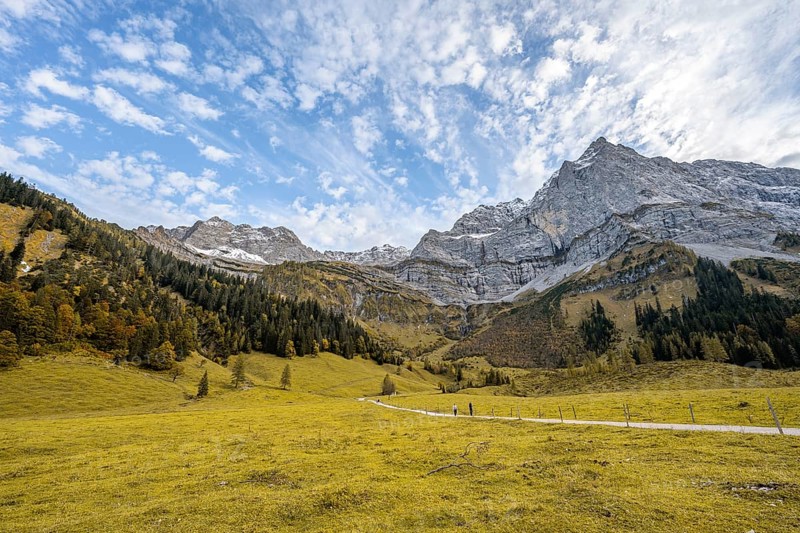 Mountain landscape in autumn in Rißtal with Spritzkarspitze, Großer Ahornboden, Engalpe, Eng, municipality of Hinterriß, Karwendel Mountains, Alpenpark Karwendel, Tyrol, Austria, Europe