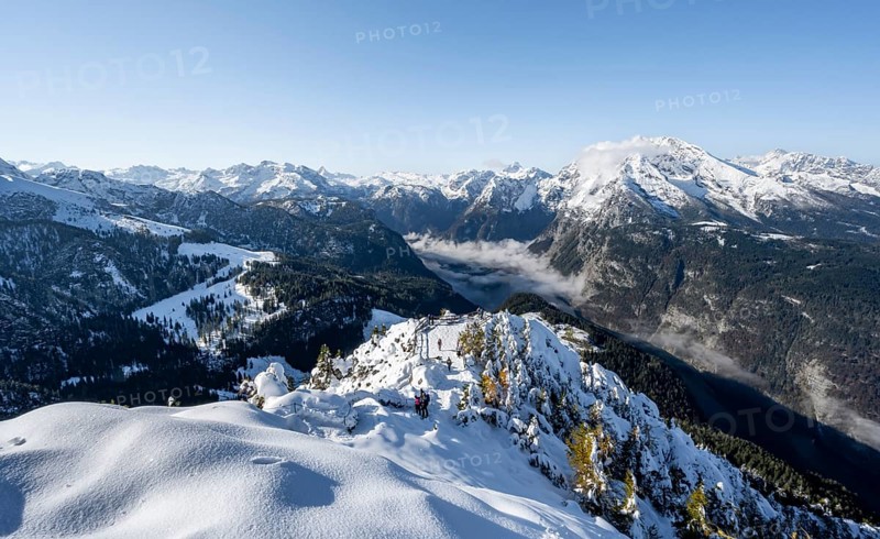 Snow-covered summit of the Jenner with viewing platform in autumn, view of the sea of clouds and Watzmann, Berchtesgaden National Park, Berchtesgaden Alps, Schönau am Königssee, Berchtesgadener Land, Bavaria, Germany, Europe