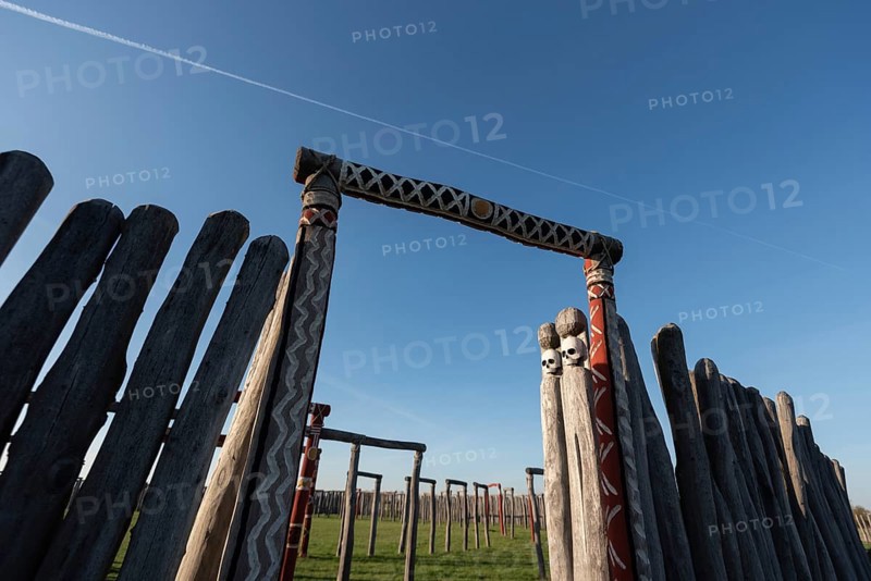 Vapour trail of an aircraft over the ring sanctuary Pömmelte, prehistoric circular ditch, Pömmelte, Zackmünde, Saxony-Anhalt, Germany, Europe