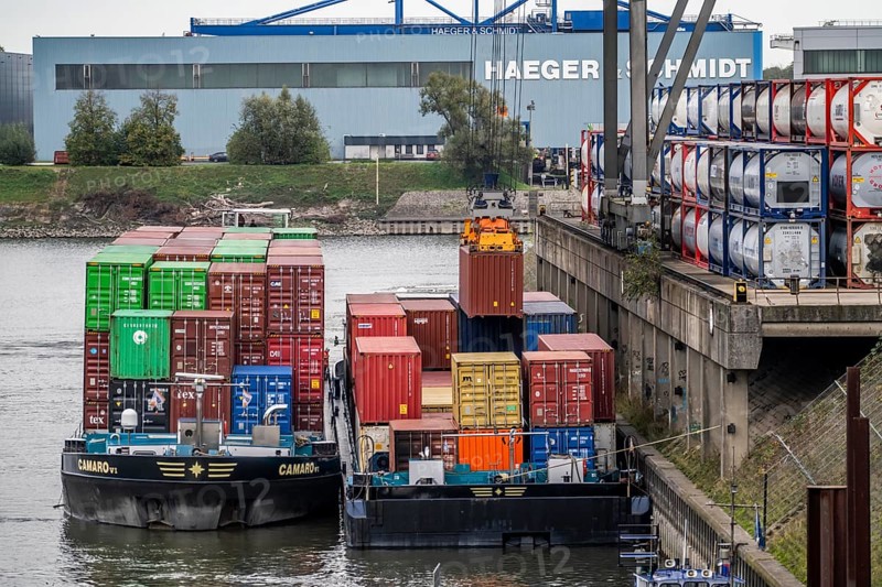 Port of Duisburg Ruhrort, Container freighter being loaded and unloaded at DeCeTe, Duisburg Container Terminal, Duisport, Duisburger Hafen AG, Duisburg, North Rhine-Westphalia, Germany, Europe