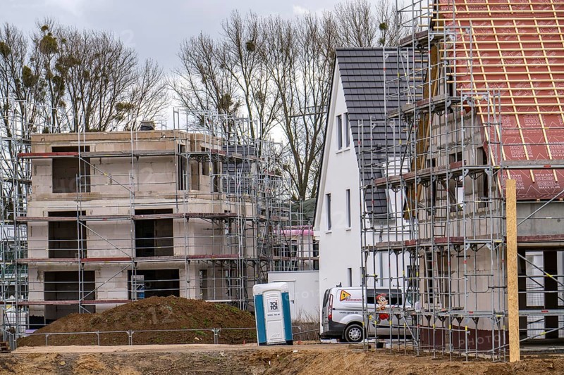 New development district, around 140 detached and semi-detached villas being built in the south of Duisburg, various property developers, shells, construction work, North Rhine-Westphalia, Germany, Europe