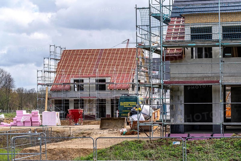 New development district, around 140 detached and semi-detached villas being built in the south of Duisburg, various property developers, shells, construction work, North Rhine-Westphalia, Germany, Europe