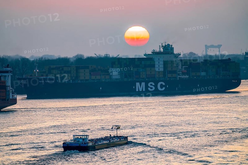 Evening shipping traffic on the Elbe, near Övelgönne, container freighter MSC Soraya arrives at Waltershofer harbour, Hamburg, Germany, Europe