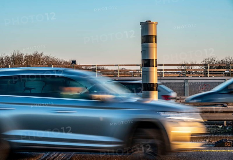 Speed camera, radar speed monitoring, on the A40 motorway, on the Neuenkamp Rhine bridge, Duisburg, North Rhine-Westphalia, Germany, Speed camera, radar speed monitoring, POLISCAN measuring system, on the A40 motorway, on the Neuenkamp Rhine bridge, Duisburg, North Rhine-Westphalia, Germany, Europe