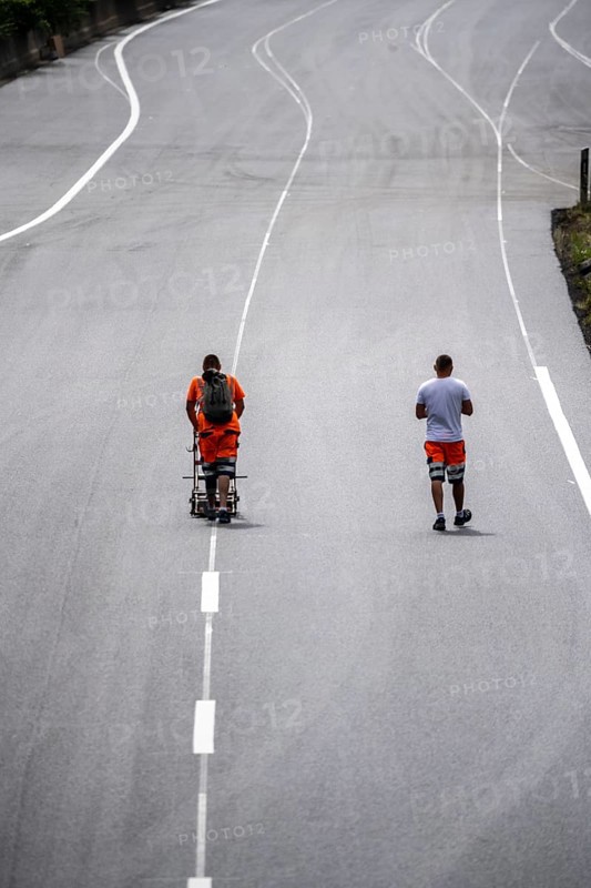 Marking work after the renewal of the road surface on the A40 motorway between the Kaiserberg junction and Mülheim-Heißen, in the direction of Essen, over a length of 7.6 kilometres, with whisper asphalt, so-called open-pored asphalt, 10-day closure of the motorway, North Rhine-Westphalia, Germany, Europe