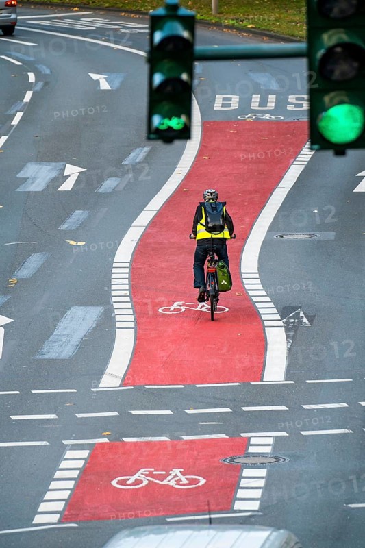 The new environmental lane on Schützenbahn street in Essen city centre, cyclists and buses have their own lane, traffic lights give cyclists a time advantage over cars, Essen, North Rhine-Westphalia, Germany, Europe