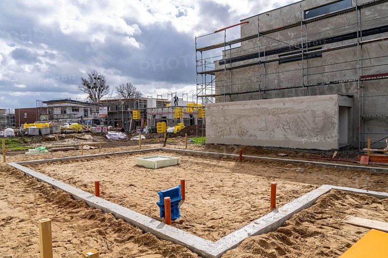 New development district, around 140 detached and semi-detached villas being built in the south of Duisburg, various property developers, still undeveloped land, shells, construction work, North Rhine-Westphalia, Germany, Europe