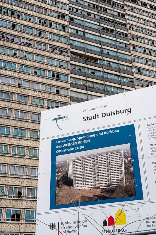 Duisburg-Hochheide, large housing estate Wohnpark Hochheide, 6 20-storey high-rise buildings with over 1440 flats, from the 1970s, one high-rise building called Weißer-Riese was demolished, 2 empty and gutted, are also to be demolished and the plots converted into the Hocheide municipal park, here the gutted building Otto-Strasse 24-30, Duisburg, North Rhine-Westphalia, Germany, Europe