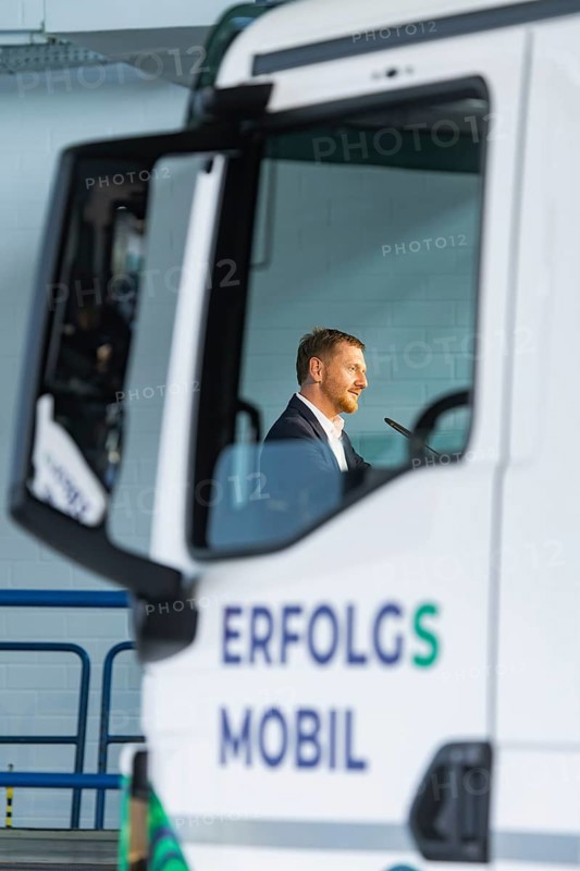 Presentation of the first fuel cell lorry from FES GmbH Fahrzeug-Entwicklung Sachsen. FES GmbH has been involved in the development of fuel cell systems and their application in vehicles for more than seven years and will now register the first truck with a weight of 18 tonnes in road traffic. Saxony's Minister President Michael Kretschmer gives a welcoming speech, FES, Zwickau, Saxony, Germany, Europe