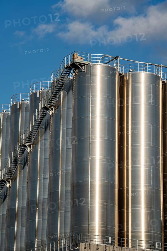Stainless steel tanks of a large silo facility in Duisburg inland harbour, Duisburg-Neuenkamp, for the storage of dry bulk materials such as plastic granulate, storage, distribution for further processing, Schmidt-Heilbronn company, North Rhine-Westphalia, Germany, Europe