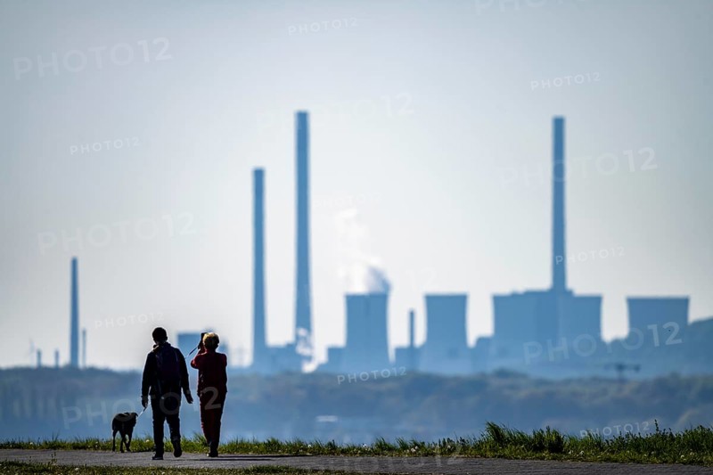 The Hoheward spoil tip, main part of the Hoheward Landscape Park, walkers on the Heldentod, view of the UNIPER coal-fired power station Gelsenkirchen- Scholven, Herten, North Rhine-Westphalia, Germany, Europe