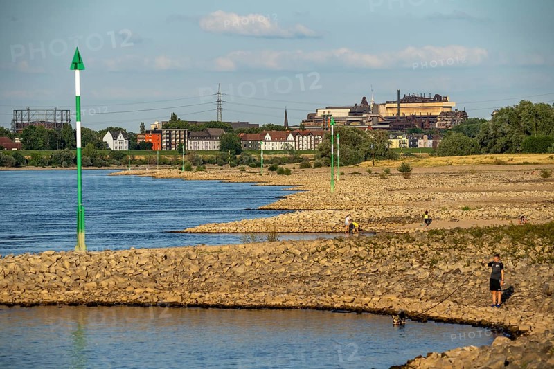 Low water on the Rhine at Duisburg-Homberg, view of Duisburg-Laar, houses on Deichstraße, gasometer of ArcelorMittal Hochfeld GmbH Stahldrahtwerk, 3.48 metres is normal, at the time of the photo only 2.58 metres level, but still far from the low level at which restrictions on shipping apply, North Rhine-Westphalia, Germany, Europe